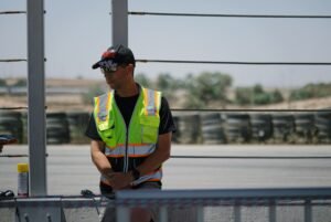 נהיגת מירוץ ליום אחד במסלול ערד – אדרנלין, מהירות וחוויית מרוץ אמיתית