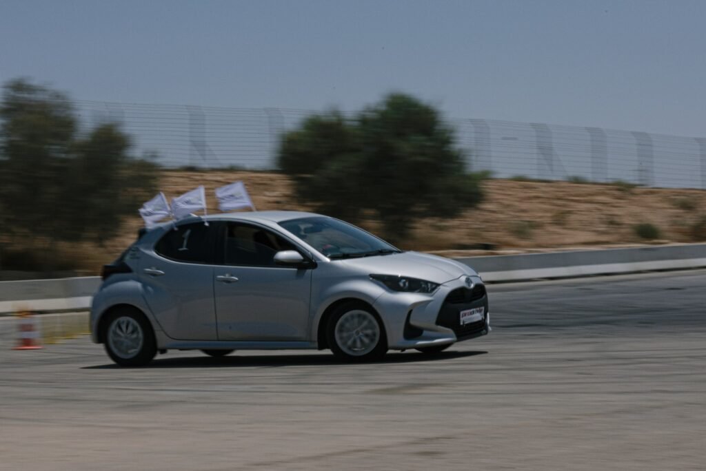 נהג מירוץ ליום אחד במסלול ערד – חוויית נהיגה מקצועית במדבר
