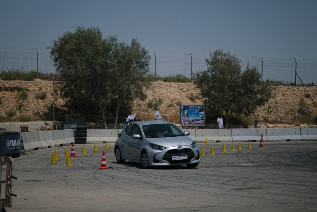 נסיעה במכונית מרוץ במסלול ערד – אדרנלין, מקצועיות ובטיחות