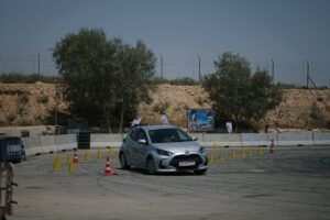 נסיעה במכונית מרוץ במסלול ערד – אדרנלין, מקצועיות ובטיחות