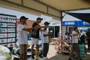 נהיגה אתגרית במסלול מרוצים ערד – אדרנלין, תחרות ובטיחות במדבר