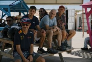 נהיגה במכונית מרוץ במסלול מרוצים ערד – אדרנלין, מקצועיות ובטיחות במדבר
